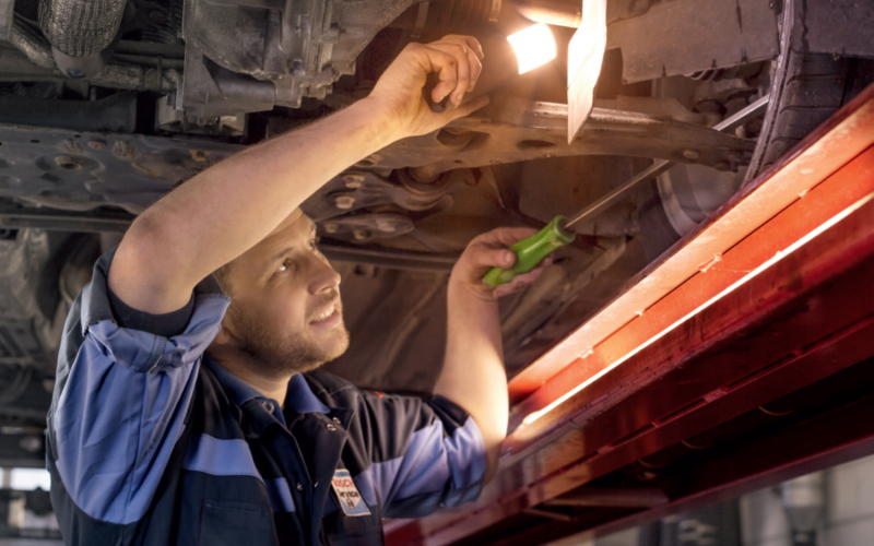Bosch Car Service monteur doet APK inspectie